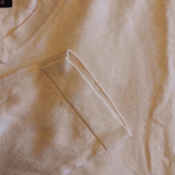 Luxe V-neck from Banama Republic - Picture 3 of 4